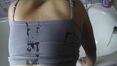 Девојки кои се забавуваат со обложувачници во стан и домашна канцеларија